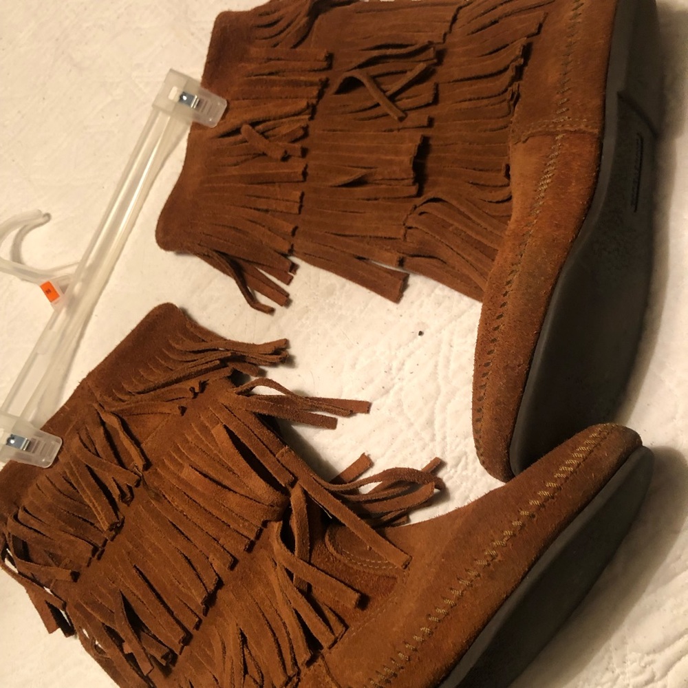 Minnetonka women’s moccasin boots. Size 10.